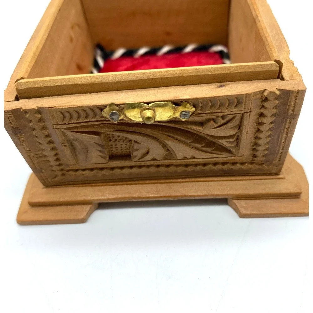 Vintage Hand‎ carved Wood Jewlery keepsake Trinket box hinged lid brass latch